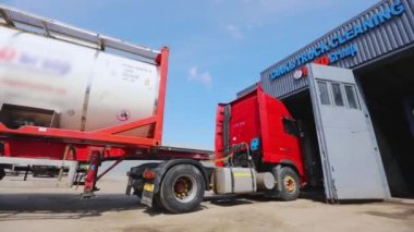 Tank ve kamyon temizliği. Tanker kamyonu tank temizleme istasyonuna giriyor. Kamyon yıkama, kamyon temizleme istasyonu ve kimyasal kirlilikten dolayı tanklar.