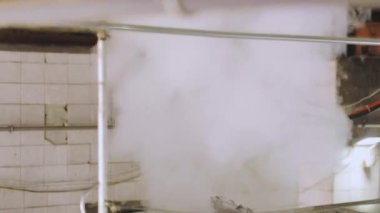 Tanker kimyasal temizlik işinde. Kamyon tankını içeriden temizliyorum. Tank kamyonu temizleme işlemleri.
