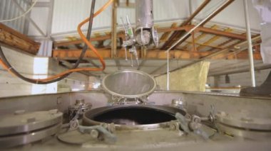 Kamyon tankını içeriden temizliyorum. İç yıkama ve tankların buharı. Tanker kimyasal temizlik işinde..