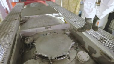 İç yıkama ve tankların buharı. Kamyon tankını içeriden temizliyorum. Tanker kimyasal temizlik işinde..