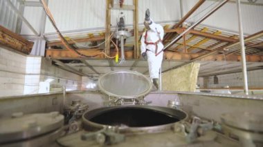 Kamyon tankını içeriden temizliyorum. İç yıkama ve tankların buharı. Tanker kimyasal temizlik işinde..