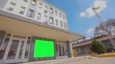 Reklam pankartı yeşil ekranda. Reklamlarınızı eklemek için yeşil ekran alanı olan bir ofis binası. Yeşil ekranlı ofis binası.