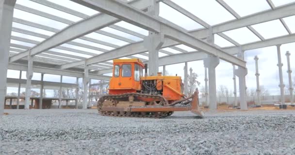 Macchine edili nel cantiere. Attrezzature da costruzione pesanti. Il bulldozer giallo lavora in un cantiere. Bulldozer giallo nel cantiere. — Video Stock