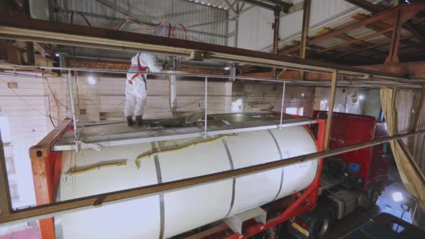 Operaciones de limpieza de camiones tanque. El tanque está en limpieza química. Limpieza del tanque del camión desde el interior — Vídeo de stock