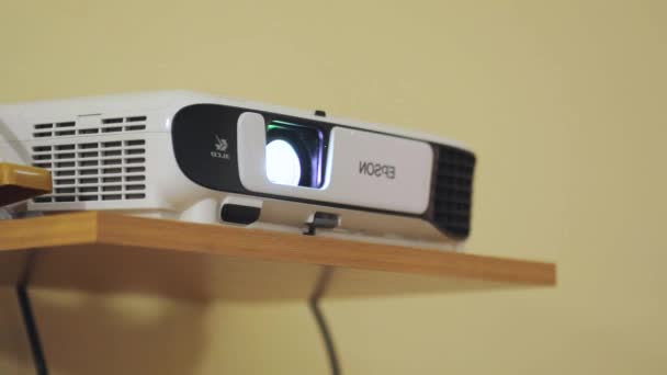 Thuis projector. thuisprojector werk. Licht van de projector. Stof op de achtergrond van de projectorlamp — Stockvideo
