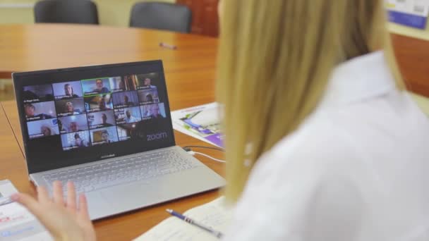 Trabajo remoto a través de la comunicación por vídeo vía Internet. Los empleados se comunican a través de chat de vídeo. Reunión en grupo de chat de vídeo. La gente trabaja remotamente en casa — Vídeos de Stock