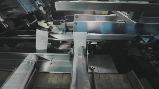 Производство кремов, современный автоматизированный конвейер. Производство косметической продукции — стоковое видео