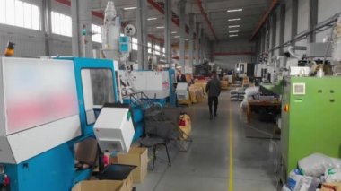 Üretim atölyesi genel planı. Makine gereçleri ile büyük bir atölye genişliği. Modern bir fabrikanın sanayi bölgesi.