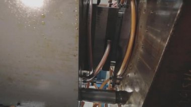 Plastik bir parçayı baskı kalıbıyla damgalamak. Baskı kalıplı bir parçanın yaratılması. Plastik bir parça damgalanıyor.
