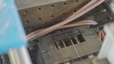 Plastik bir parçayı damgalamak. Baskı kalıplı bir parçanın yaratılması. Plastik bir parçayı baskı kalıbıyla damgalamak