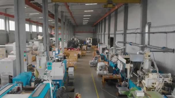 Übersichtsplan der Produktionswerkstatt. Spannweite in einer großen Werkstatt mit Werkzeugmaschinen. Industrielles Interieur einer modernen Fabrik — Stockvideo