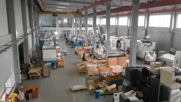 Egy modern gyár ipari belseje. Gyártó műhely általános terv. Span egy nagy műhelyben szerszámgépek. — Stock videók