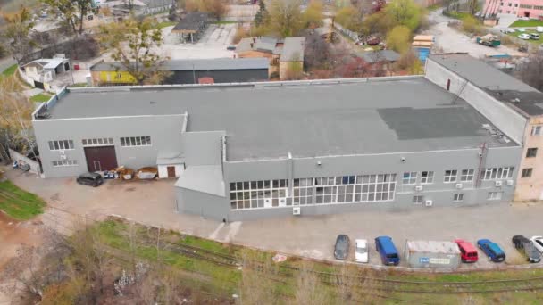 Modern bir fabrikanın dışı. Modern bir fabrikanın üzerinden uçmak. Modern fabrika binası manzarası — Stok video