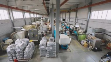 Üretim atölyesi genel planı. Makine gereçleri ile büyük bir atölye genişliği. Modern bir fabrikanın sanayi bölgesi.