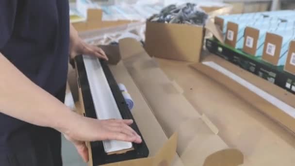 工人们把成品装箱.成箱货物的包装. — 图库视频影像