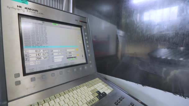 Monitor de máquina CNC. Panel de control de la máquina cnc en fábricas. Máquina CNC moderna. Máquina CNC procesa una pieza metálica — Vídeos de Stock