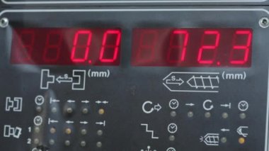 Fabrikalardaki CNC makinesinin kontrol paneli. Modern CNC makinesi. CNC makinesi bir parçasını işliyor. CNC makine monitörü.