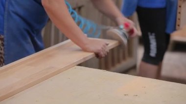 Ahşap zımparalama. Bir işçi mobilya fabrikasında ahşap bir parça zımparalıyor. Mobilya üretim süreci