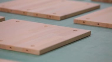 Mobilya parçaları konveyör hattında. Taşıma hattındaki mobilya parçaları parlatılmaya hazır.