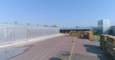 Büyük marangoz fabrikası manzarası. Bir marangoz fabrikasının üzerinde bir uçuş. Modern mobilya fabrikasının genel planı