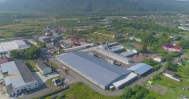 Yeni bir modern mobilya fabrikasının üzerinde bir uçuş. Mobilya fabrikasının üst manzarası. Modern fabrika üst görünümü.