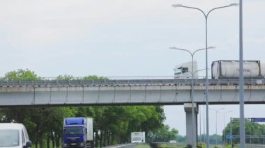Nakliye kavşağı. Kamyonlar otoban üzerindeki köprüden geçiyor. Evto köprünün altından geçiyor.