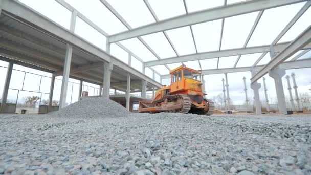 Macchine edili nel cantiere. Attrezzature da costruzione pesanti. Il bulldozer giallo lavora in un cantiere. Bulldozer giallo nel cantiere. — Video Stock