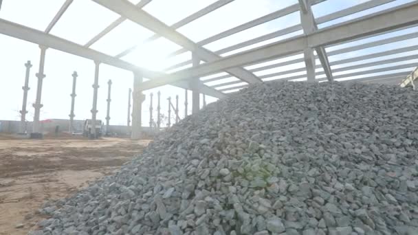 Uma pilha de escombros num estaleiro. Material de construção no estaleiro — Vídeo de Stock