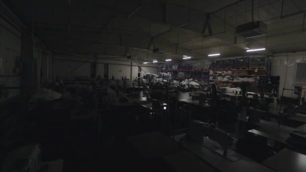Fabrikanın ışıklarını yakmak. Fabrikada çalışma gününün başlangıcı. Videoyu başlatmak için çerçeve — Stok video