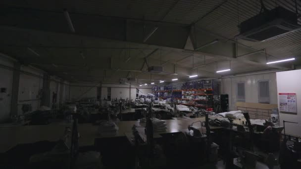 工場での作業日の始まり。工場内のライトをオンにします。ビデオを開始するフレーム — ストック動画