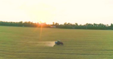 Traktör buğday drone görüntüsü püskürtür. Buğday tarlalarına böcek ilacı sıkmak. Tarla zararlılarına karşı buğdaylı koruma.