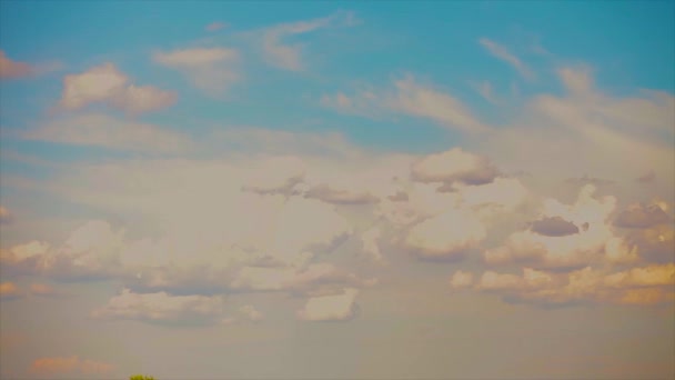 Gökyüzünde zaman turları. Mavi gökyüzünde güzel bulutlar — Stok video