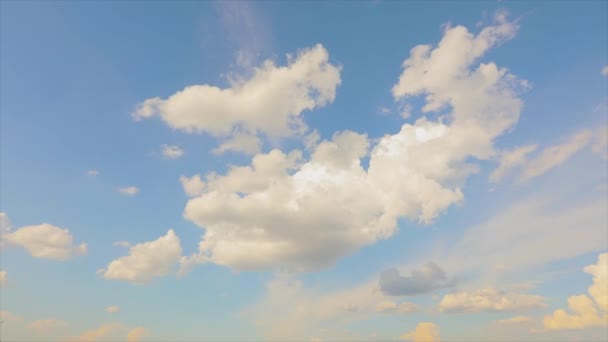 Bulutlu hava ile güzel mavi gökyüzü. Zaman atlamalı bulut hareketi — Stok video