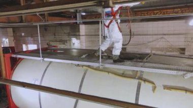 Tanker kimyasal temizlik işinde. Tank kamyonu temizleme operasyonu. Kamyon tankını içeriden temizliyorum.