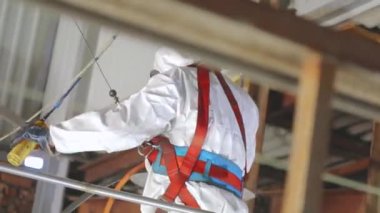 Tankerin otomatik buhar temizliği. Kimyasal koruma işçisi. Bir işçi içeriden buharlı bir tank kamyonunun kimyasal temizliğini yapar..