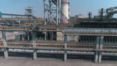 Kokain fırınının bataryasının üzerinden uçmak, büyük bir metalürjik fabrikanın dış kısmı. Havadan bitki.