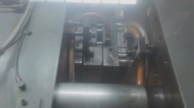 Plastik bir parçayı damgalamak. Baskı kalıplı bir parçanın yaratılması. Plastik bir parçayı baskı kalıbıyla damgalamak