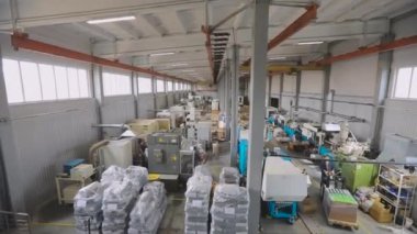 Üretim atölyesi genel planı. Makine gereçleri ile büyük bir atölye genişliği. Modern bir fabrikanın sanayi bölgesi.