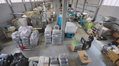 Modern bir fabrikanın genel planı içeriden. Bir sürü makineleri olan büyük bir üretim salonu. Büyük bir fabrikanın atölyesi.