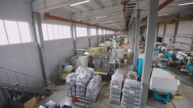 Üretim atölyesi genel planı. Makine gereçleri ile büyük bir atölye genişliği. Modern bir fabrikanın sanayi bölgesi.