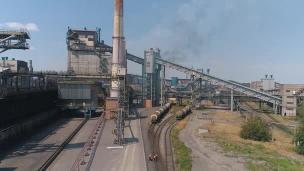 Vuelo sobre una gran planta metalúrgica. Planta metalúrgica grande vista aérea Emisiones de una planta metalúrgica — Vídeo de stock