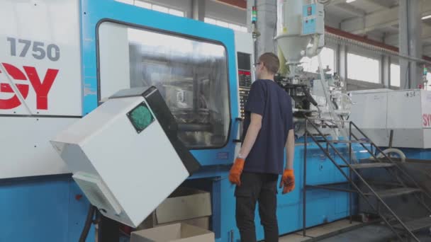 De machinist maakt onderdelen met een mal. Exploitant bij de vormmachine. Industrieel interieur — Stockvideo