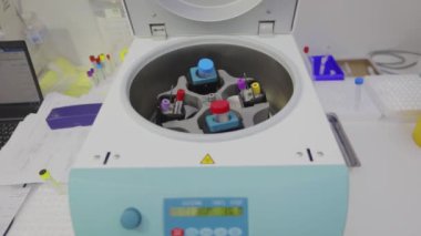 Tıbbi santrifüj operasyonu. Laboratuvar santrifüjü. Tıbbi örneklerin laboratuvar santrifüjünde döndürülmesi.