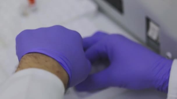 Pesquisador em um laboratório médico. Mãos de um médico de perto. Trabalhando com tubos de ensaio no close-up do laboratório — Vídeo de Stock