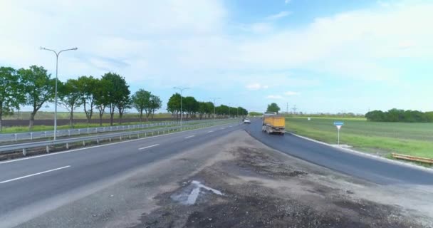 Neue moderne Ansicht von der Straße. Fliegen über die Autobahn. Das Auto fährt die Autobahn entlang. Der Heimweg. Moderne Autobahn-Luftaufnahme. — Stockvideo