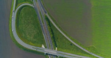 Otobanda bir taşıt kavşağı. Arabaları olan büyük bir yol, güzel havalarda manzaralı. Arabalar şehrin dışındaki otoyol boyunca gider.