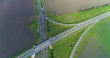 Trafik kavşağı üst görünümü değiştir. Otoyol manzaralı bir yer. Yol ayrımının üzerinden uçuyor. Arabalar şehrin dışındaki otoyol boyunca gider.