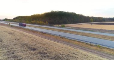 Güneşli havada pistte bir kamyon. Kamyon güzel bir yol boyunca sürüyor. Kargo taşımacılığı