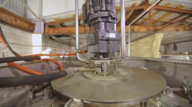 Kamyon tankını içeriden temizliyorum. İç yıkama ve tankların buharı. Tanker kimyasal temizlik işinde..