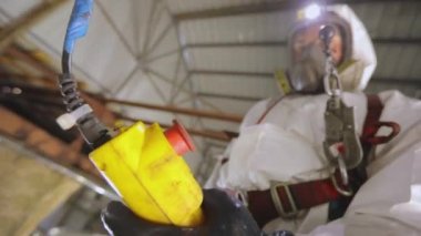 Tankerin otomatik buhar temizliği. Kimyasal koruma işçisi. Bir işçi içeriden buharlı bir tank kamyonunun kimyasal temizliğini yapar..